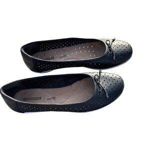 Clarks Womens Perforated Black Leather Ballet Flats Sz 8M Soft Cushion Comfort